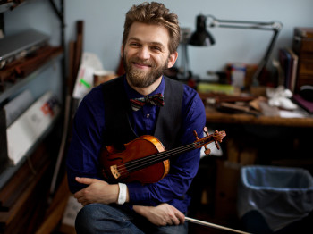 Johnny Gandelsman, 2013. Photo: Demetrius Freeman. Image courtesy of The New York Times.